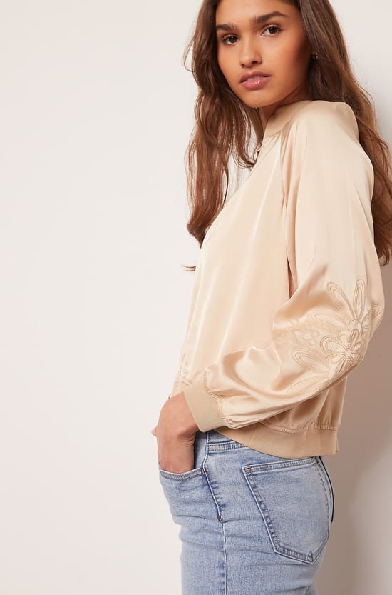 Bomber satin&eacute; d&eacute;tails brod&eacute;s;${refinementColor}