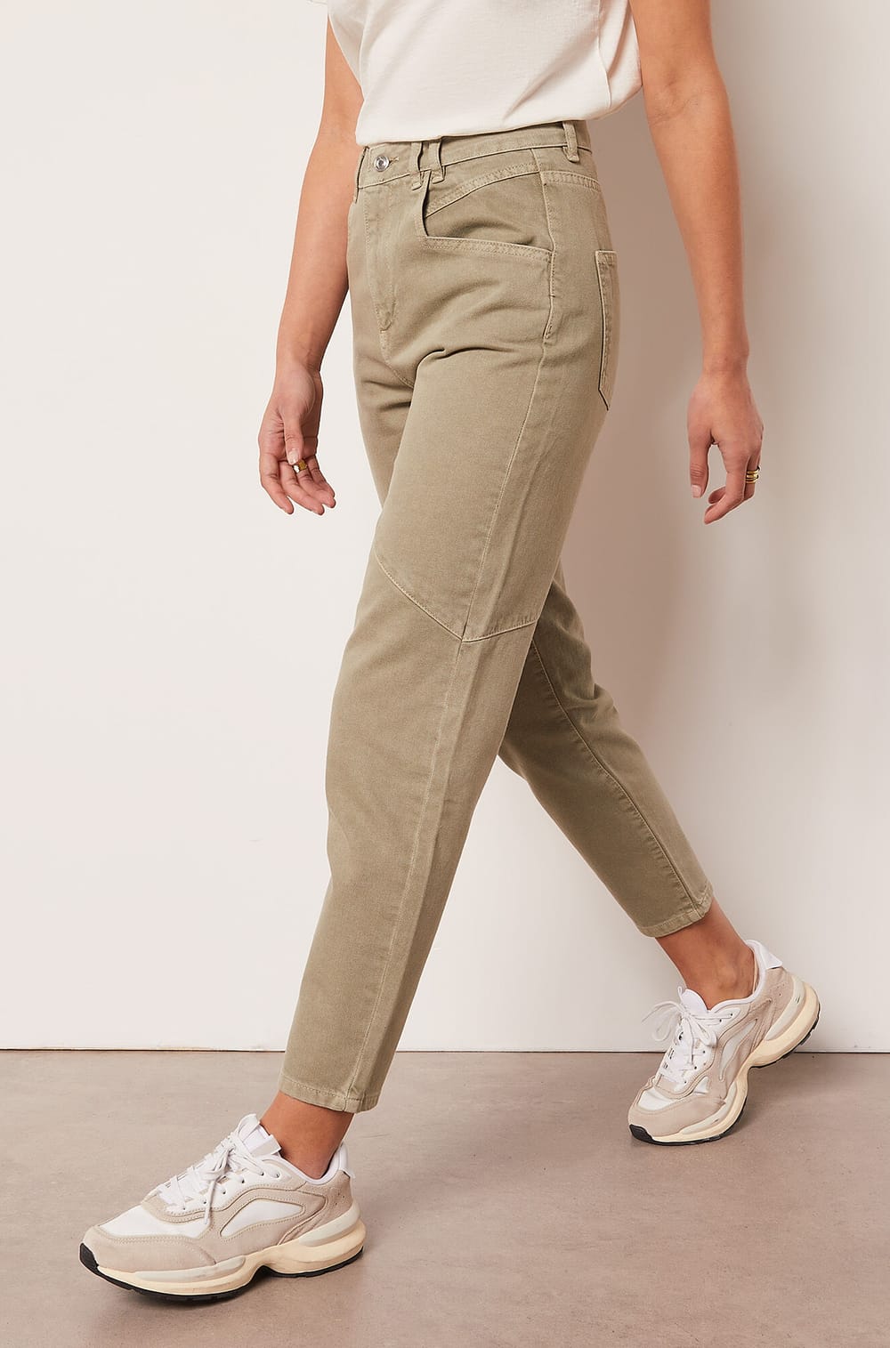 Jean coupe carotte;${refinementColor}