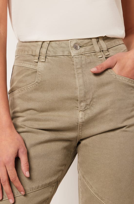 Jean coupe carotte;${refinementColor}