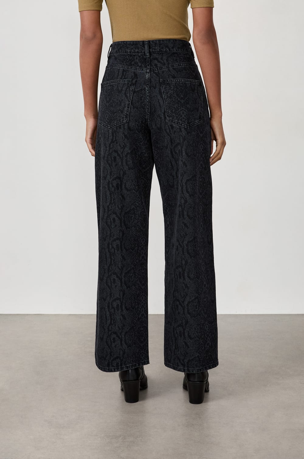 Jean large en coton;${refinementColor}