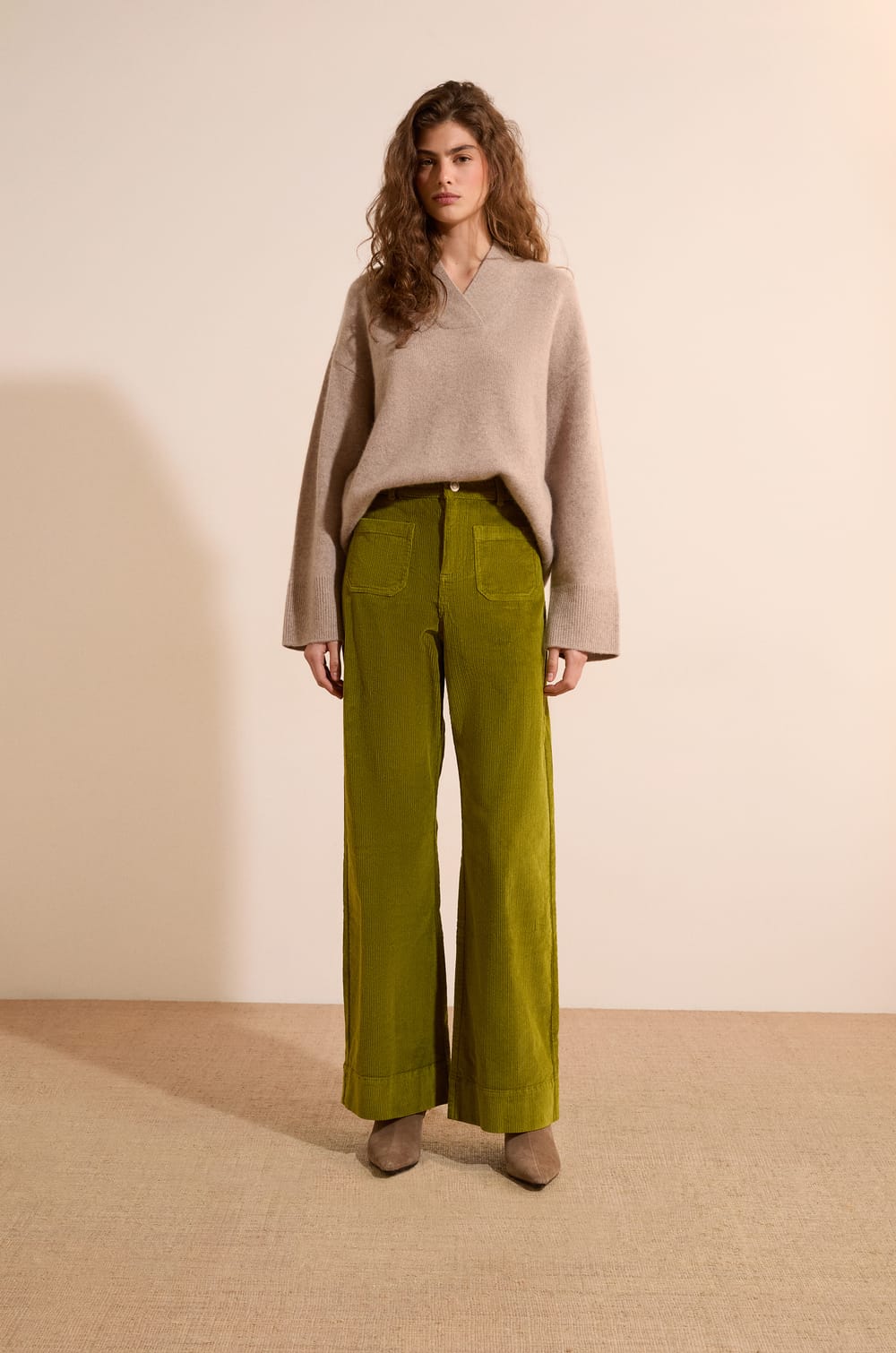 Jean en velours c&ocirc;tel&eacute; avec poche sur le devant;${refinementColor}