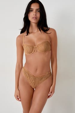 Tanga aus Spitze;${refinementColor}
