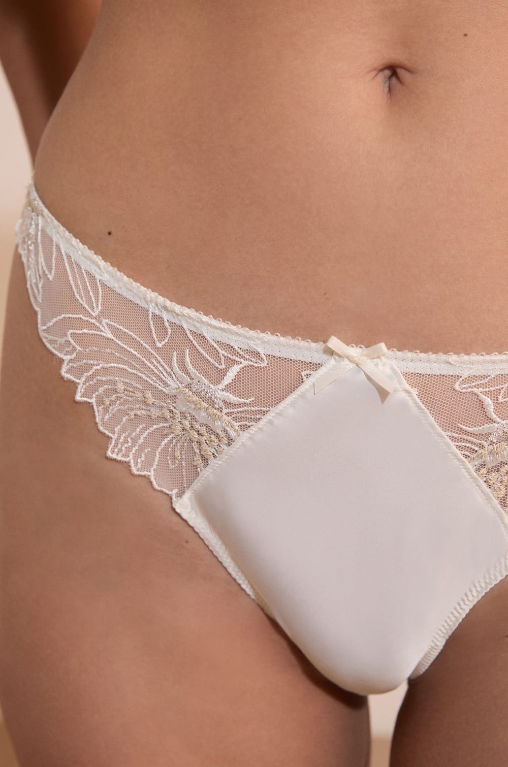 Tanga en broderie;${refinementColor}
