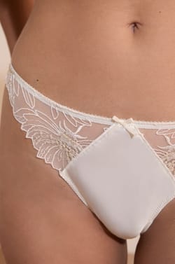Tanga en broderie;${refinementColor}