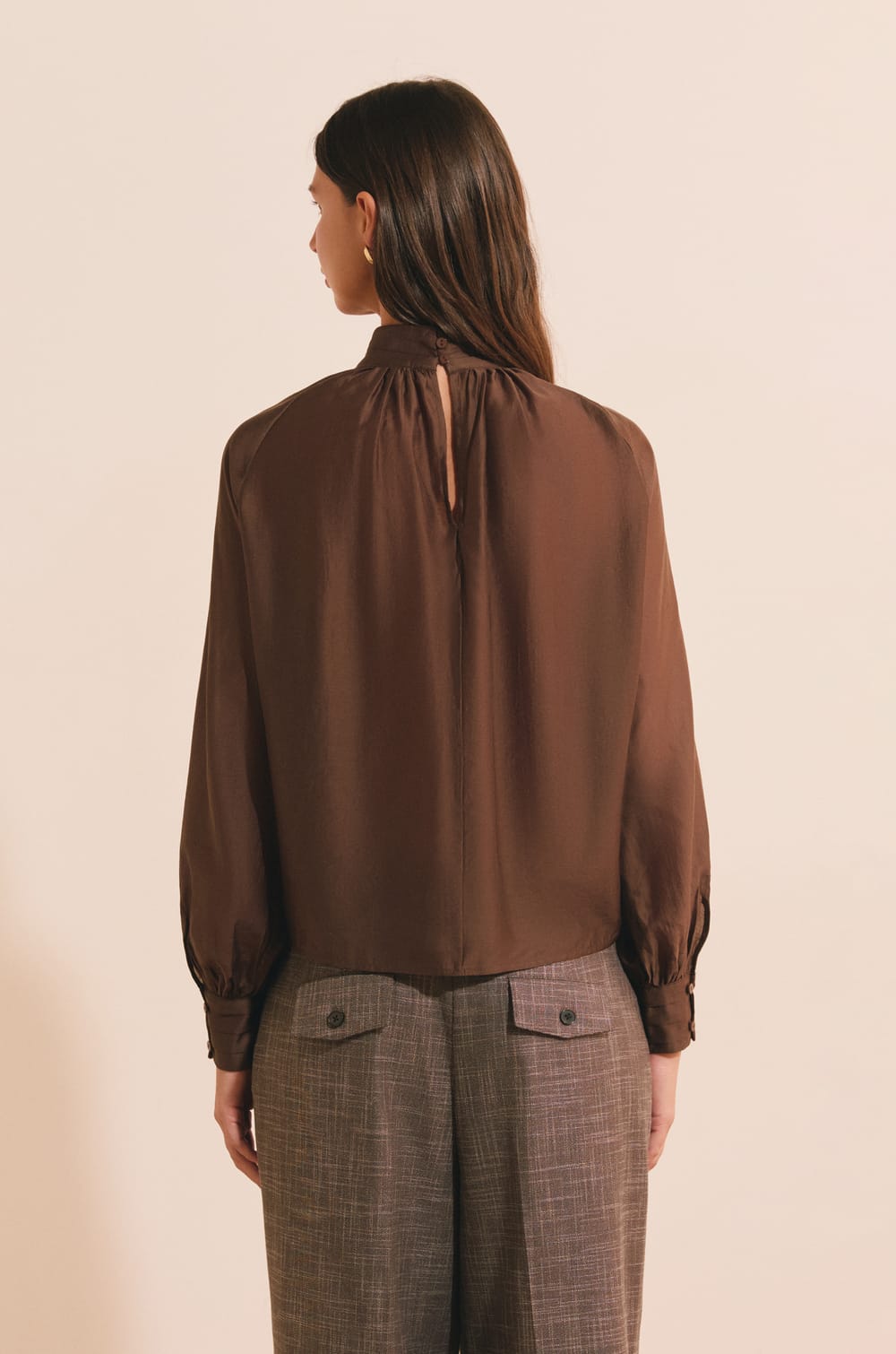 Blouse satin&eacute;e &agrave; col montant;${refinementColor}