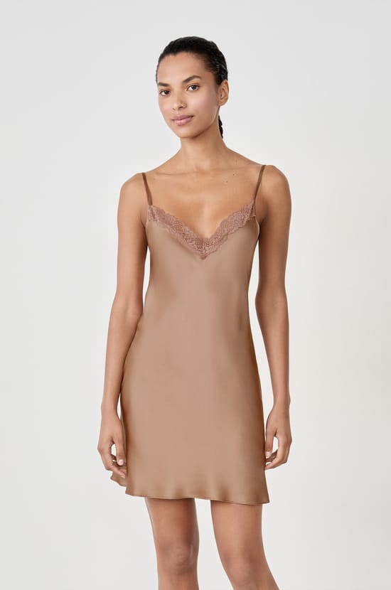Camisón de seda con detalles de encaje;${refinementColor}