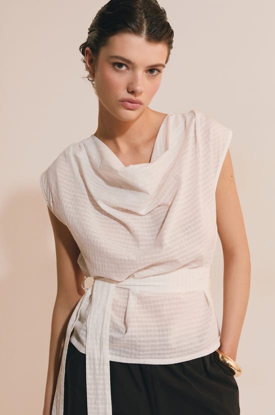 Top &agrave; col b&eacute;nitier cintr&eacute; &agrave; la taille;${refinementColor}