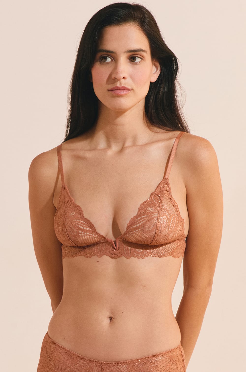 Soutien-gorge triangle en dentelle iris&eacute;e;${refinementColor}