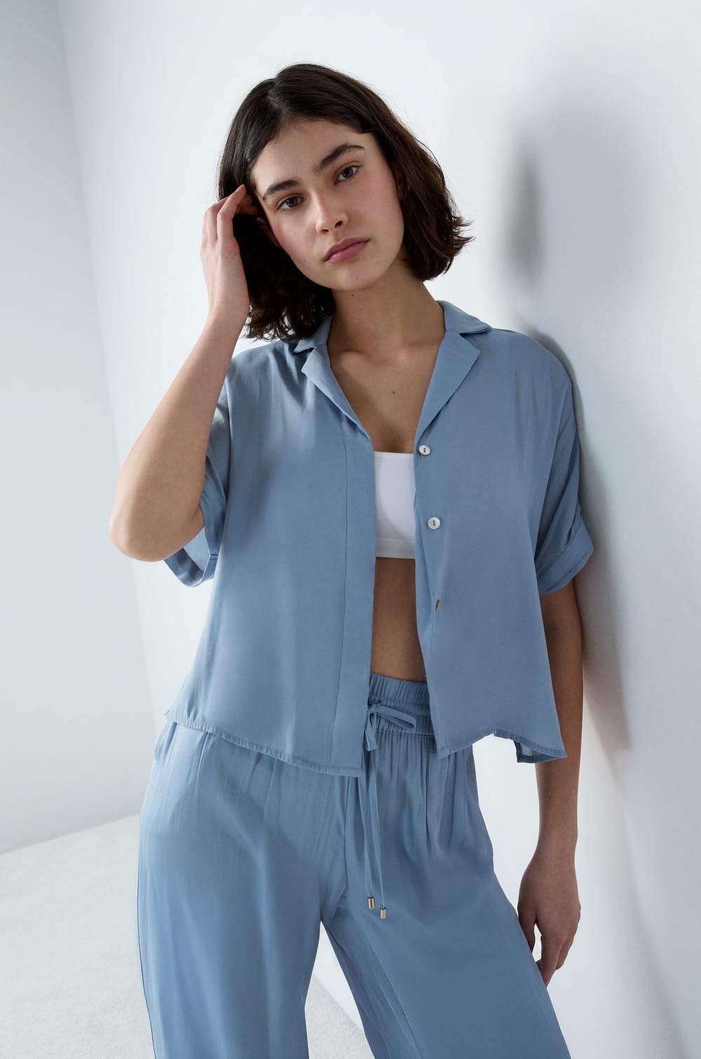 Однотонная рубашка с коротким рукавом;${refinementColor}