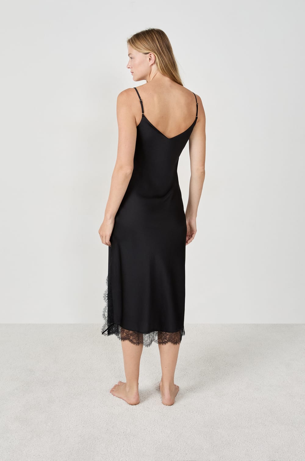 Nuisette satinée avec détails dentelle;${refinementColor}