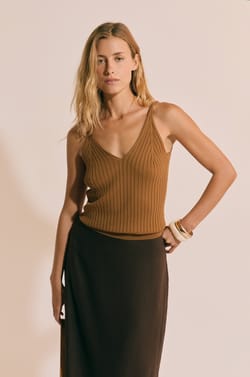 D&eacute;bardeur col V;${refinementColor}