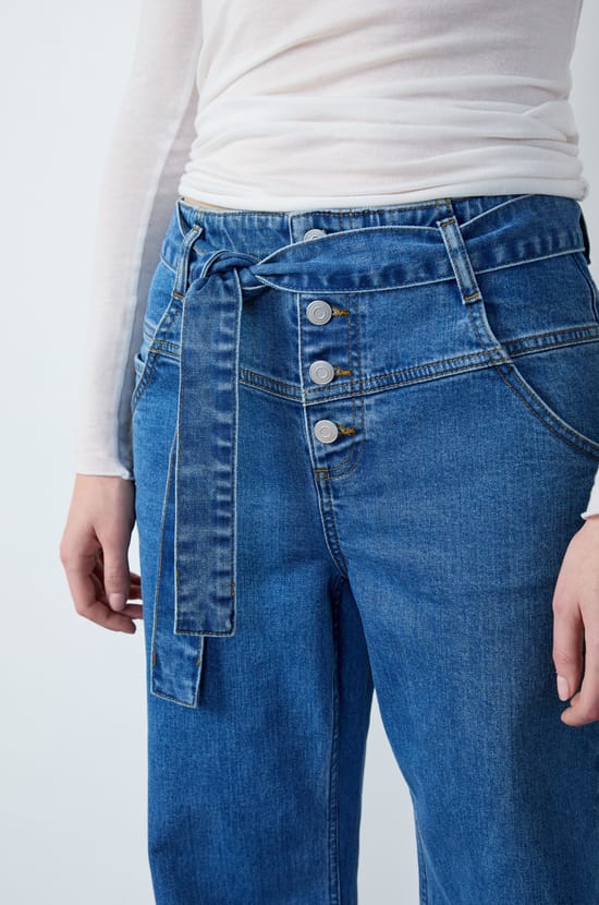 Tie-waist carrot-cut jeans;${refinementColor}