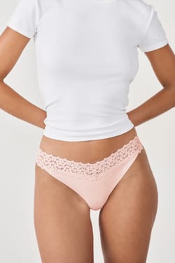 Tanga V-shape de microfibra y encaje;${refinementColor}
