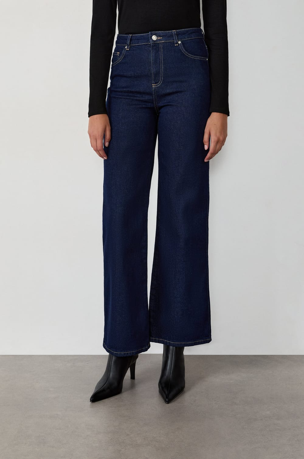 Jean droit en coton;${refinementColor}