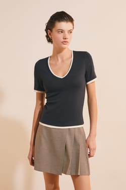 T-shirt &agrave; manches courtes col V en coton;${refinementColor}