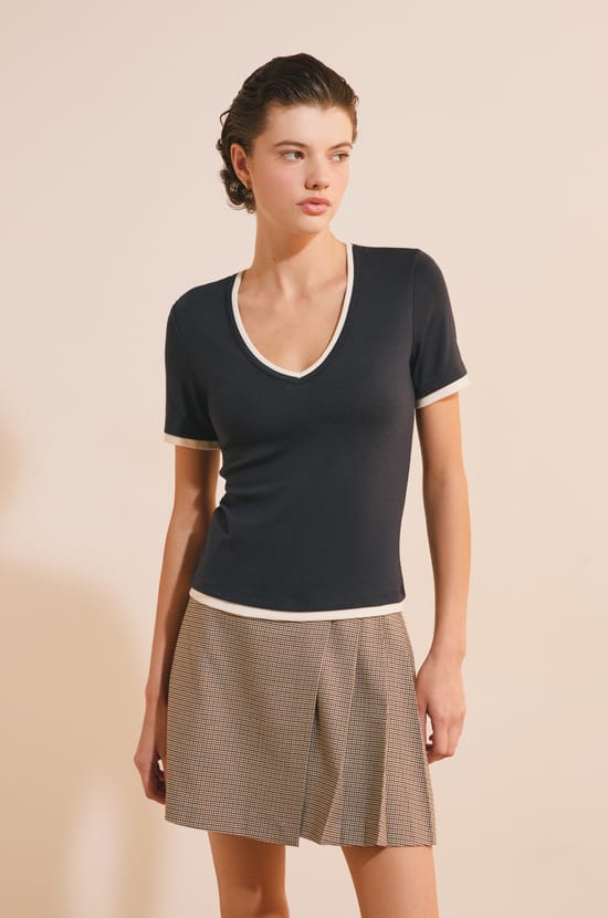 T-shirt &agrave; manches courtes col V en coton;${refinementColor}
