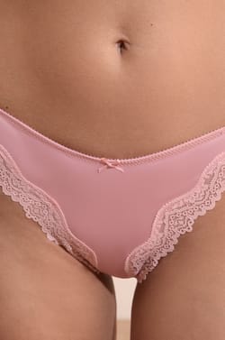 Tanga satin&eacute; avec d&eacute;tails dentelle;${refinementColor}