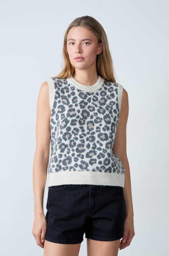 Sleeveless leopard print sweater;${refinementColor}