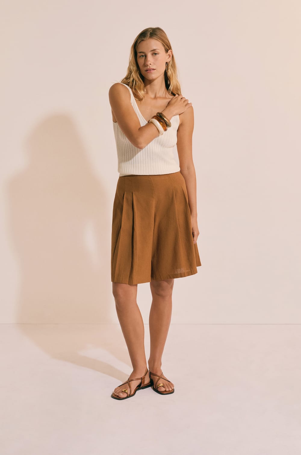 Bermuda pliss&eacute; avec lin;${refinementColor}