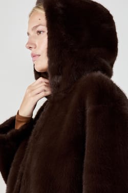 Manteau long en fausse fourrure;${refinementColor}