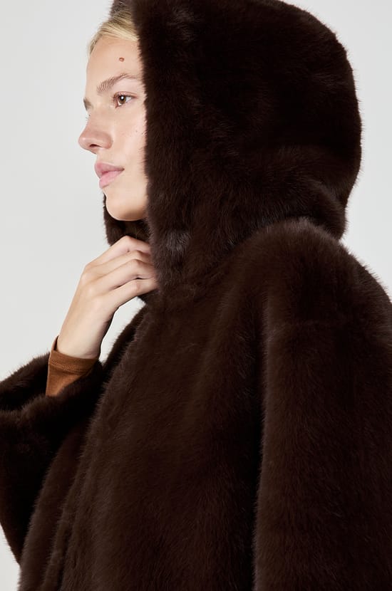 Manteau long en fausse fourrure;${refinementColor}