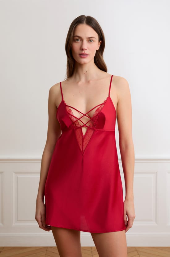 Nuisette en satin avec d&eacute;tails lac&eacute;s et dentelle;${refinementColor}