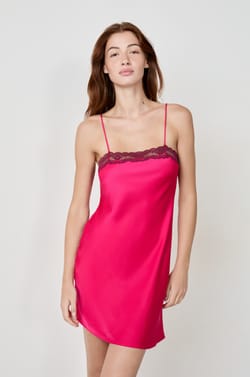 Nuisette satinée avec dentelle;${refinementColor}