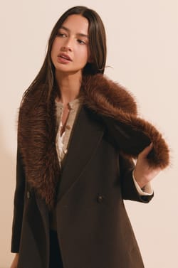 Manteau long avec col en fausse fourrure;${refinementColor}