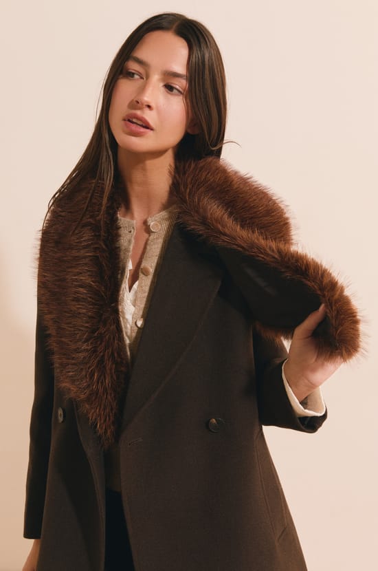 Manteau long avec col en fausse fourrure;${refinementColor}