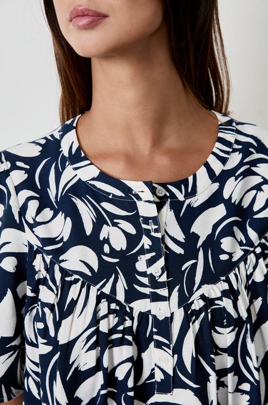Short-sleeved patterned blouse;${refinementColor}