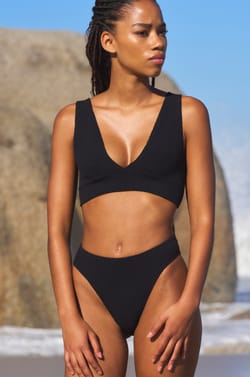 Bikini bas de maillot high leg en matière extensible;${refinementColor}