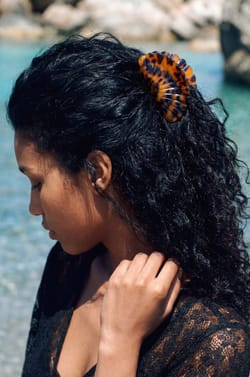 Pince pour cheveux en forme coquillage;${refinementColor}