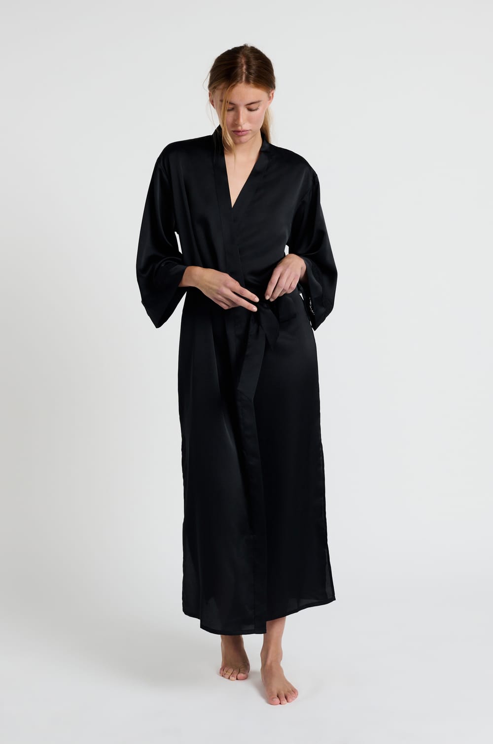 Langer Kimono aus Satin;${refinementColor}