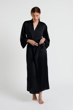 Langer Kimono aus Satin;${refinementColor}