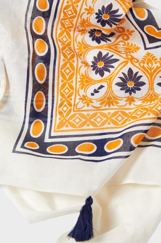 Cotton scarf with fringed patterns;${refinementColor}