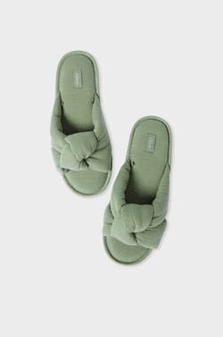 Flip-Flop Slippers;${refinementColor}