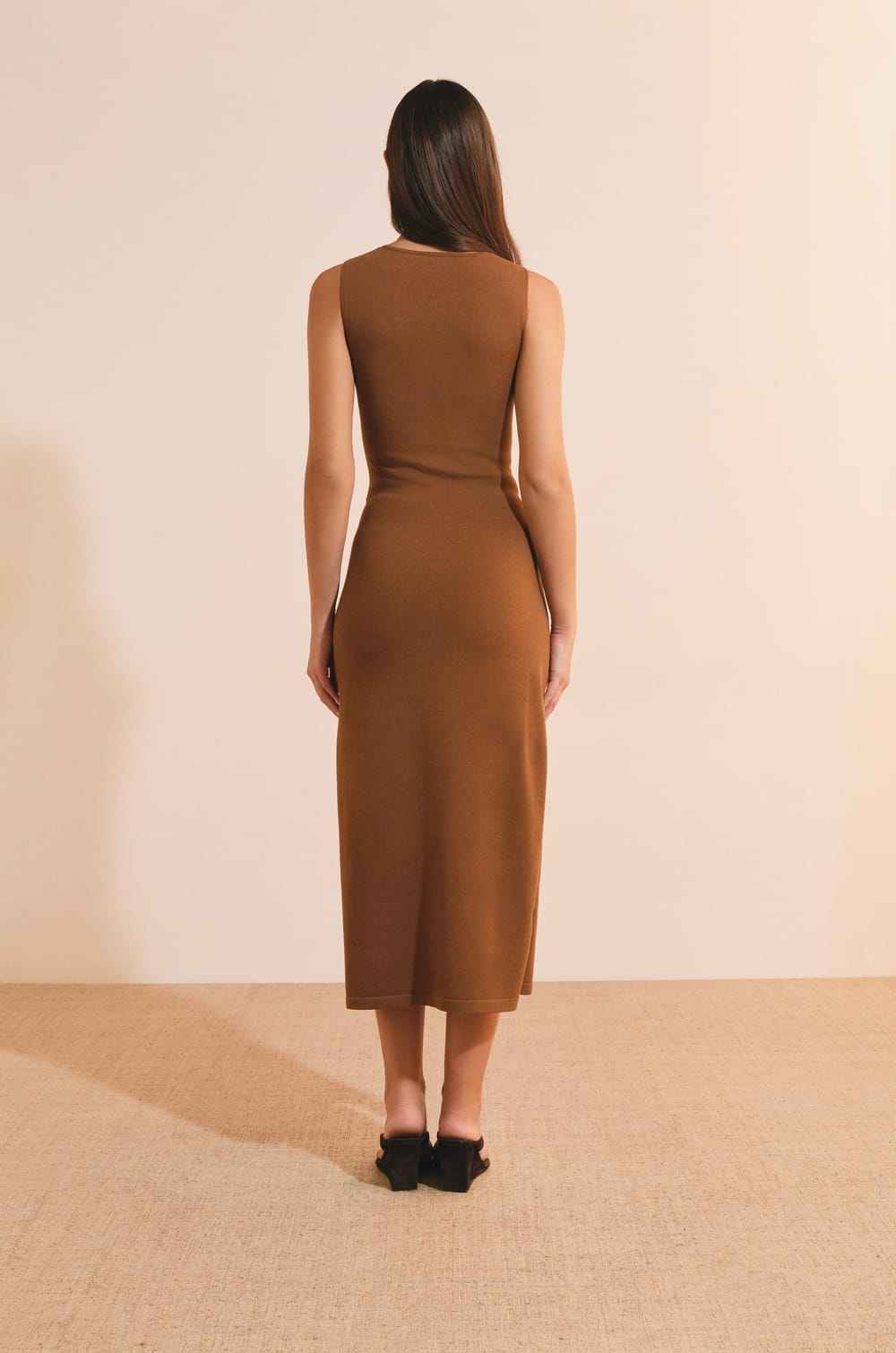 Robe longue ceintur&eacute;e avec fente sur le c&ocirc;t&eacute;;${refinementColor}