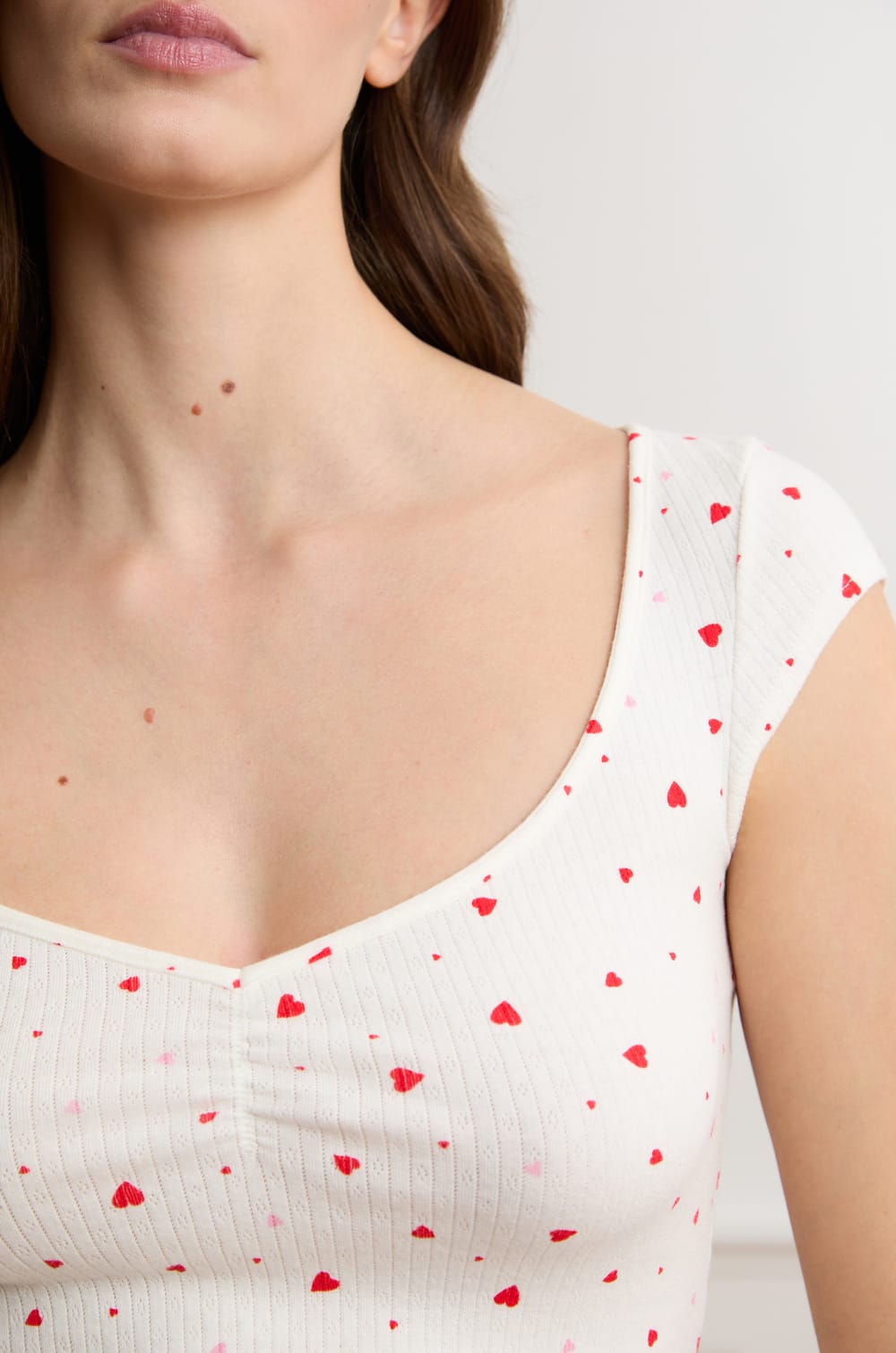 Haut de pyjama manches courtes en pointelle avec motifs coeurs en coton;${refinementColor}