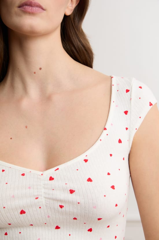 Haut de pyjama manches courtes en pointelle avec motifs coeurs en coton;${refinementColor}