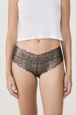 Braga brasile&ntilde;a con forma en V de encaje;${refinementColor}