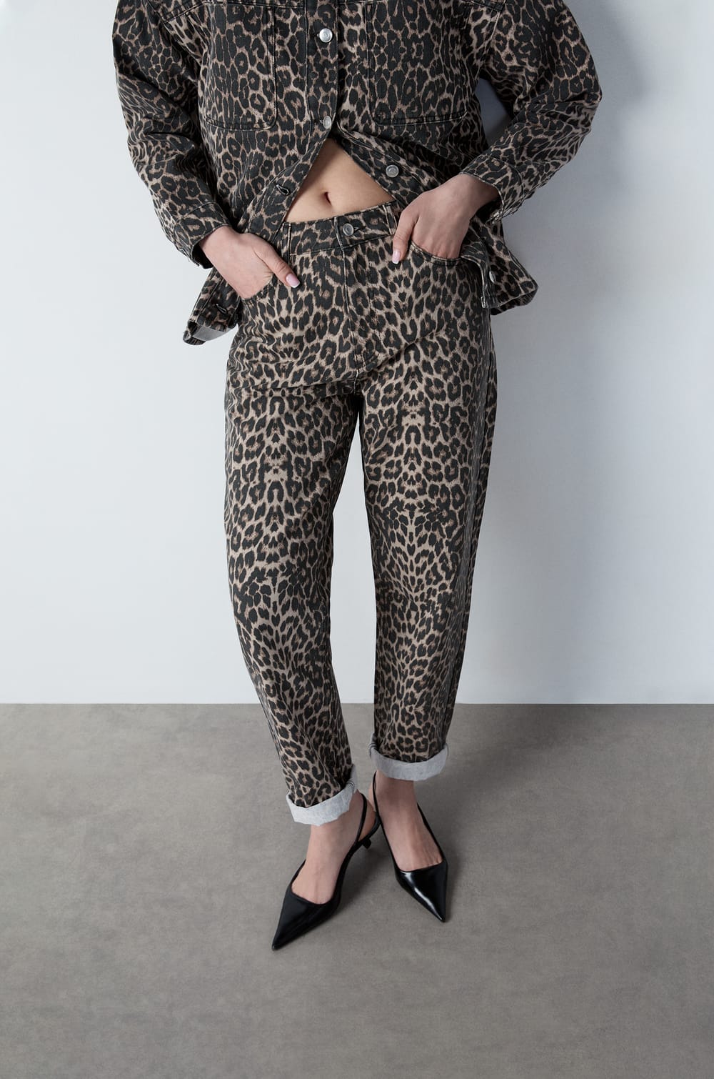 Jean coupe boyfriend à imprimé léopard;${refinementColor}