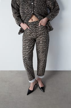 Jean coupe boyfriend à imprimé léopard;${refinementColor}