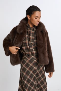 Manteau court en fausse fourrure;${refinementColor}