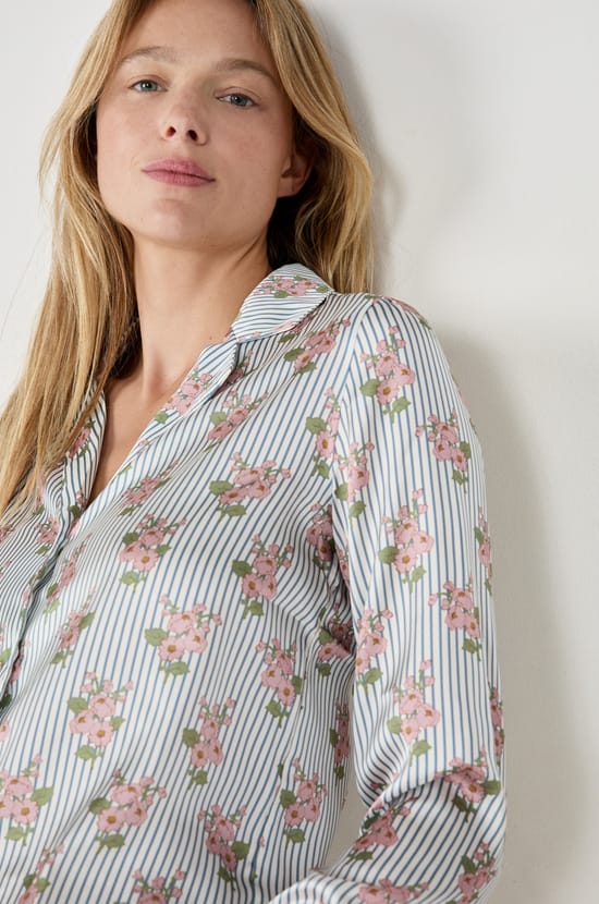 Chemise de pyjama satinée à motifs fleurs;${refinementColor}