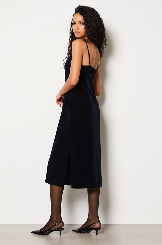Robe longue en velours décolleté en dentelle;${refinementColor}