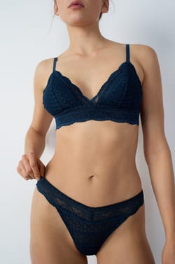 Tanga de hilo con encaje con motivos gráficos;${refinementColor}