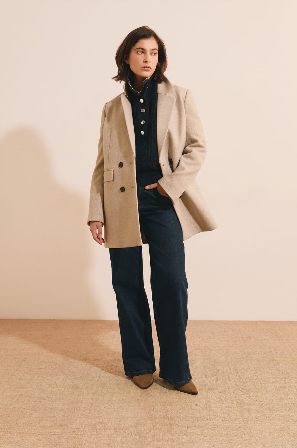 Manteau mi-long crois&eacute; avec laine;${refinementColor}