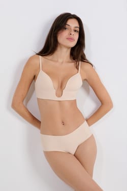 Wireless bra with lightly lined cups for special necklines;${refinementColor}