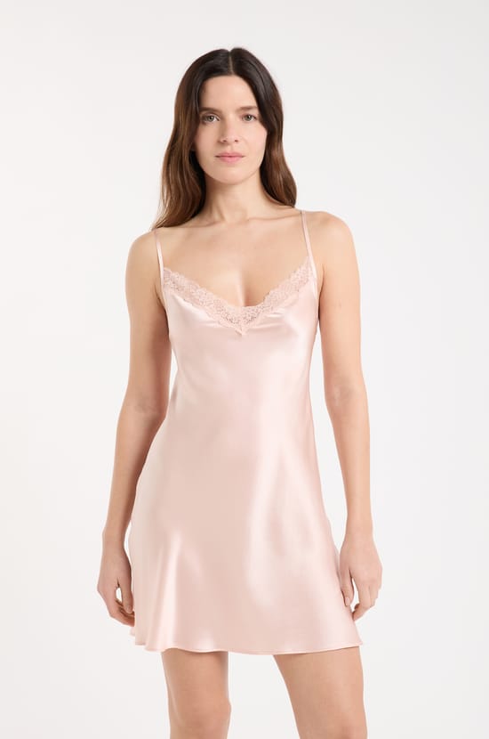 Nuisette en soie détails dentelle;${refinementColor}