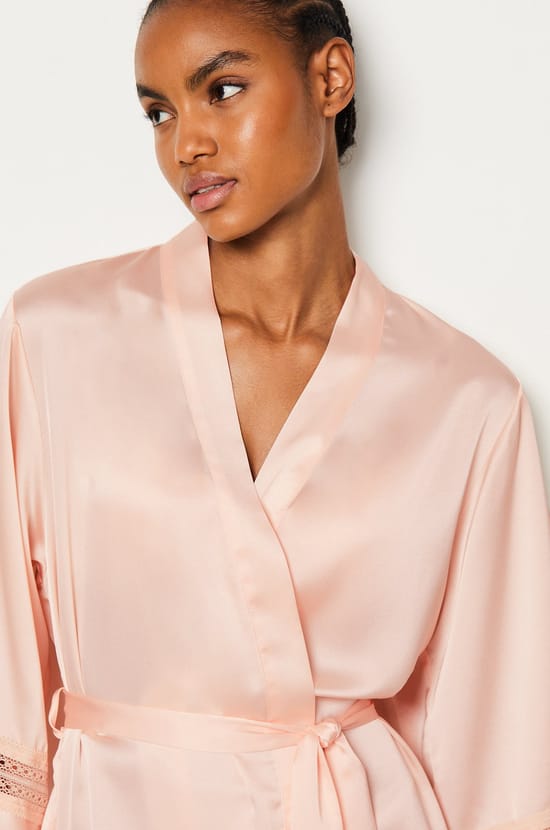 Bata de satén con detalles de encaje;${refinementColor}